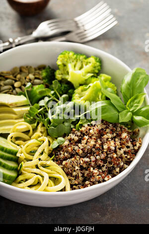 Grün und gesund Getreide Schüssel Stockfoto