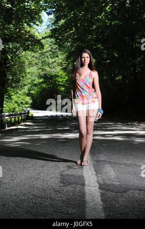 Schöne junge Frau auf der Straße posing Hosen Stockfoto