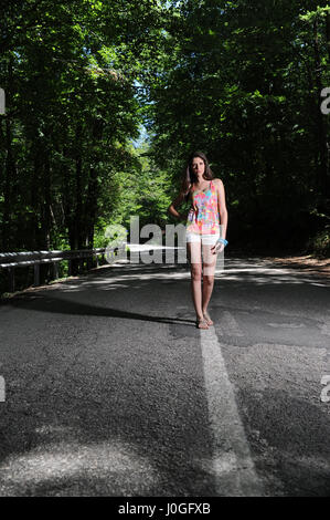 Schöne junge Frau auf der Straße posing Hosen Stockfoto