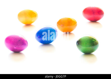 Bemalte Eier auf weißem Hintergrund Stockfoto