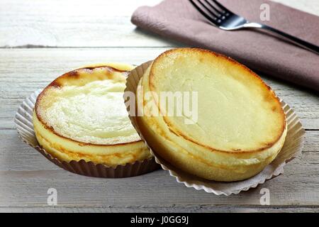 Cheesecake-Törtchen auf hölzernen Hintergrund Stockfoto