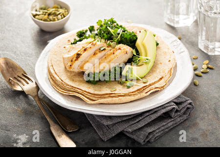 Tacos mit gegrilltem Hähnchen und Avocado machen Stockfoto