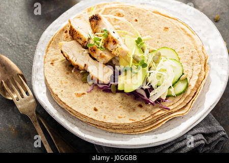 Tacos mit gegrilltem Hähnchen und Avocado machen Stockfoto