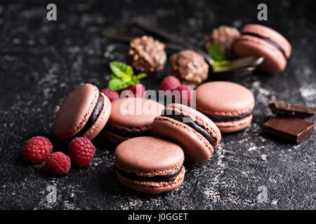 Schokolade und Himbeeren französische Macarons mit Ganache füllen Stockfoto