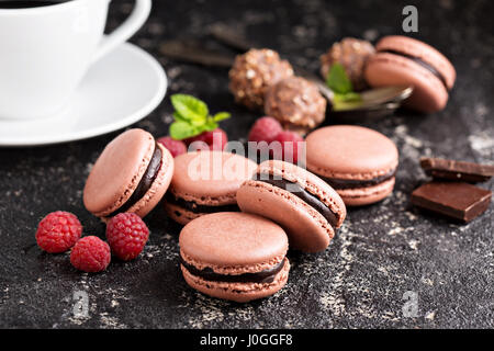 Schokolade und Himbeeren französische Macarons mit Ganache füllen Stockfoto