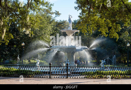 Savannah Georgia berühmten Brunnen im Forsyth Park im historischen Innenstadt park Stockfoto