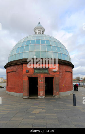 Außenseite der Greenwich Foot Tunnel Eingang Kuppel, Kreuzung unter der Themse, London City, England, UK Stockfoto