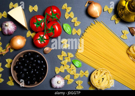 Draufsicht: Pasta oder italienische Spaghetti auf schwarzen Stein Schiefer Hintergrund Stockfoto