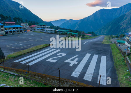 Die geneigten Piste Flughafen Lukla, Nepal, an einem klaren Morgen. Foto © robertvansluis.com Stockfoto