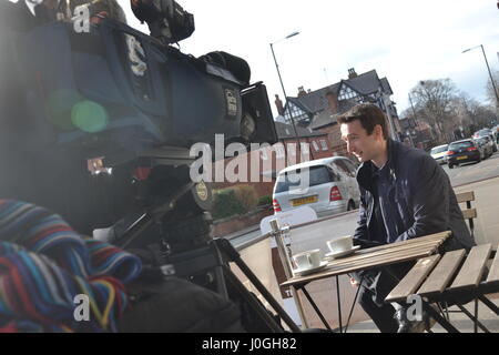 Liberaler Demokrat MP John Leech wird von der BBC vor der Wahl interviewt wo er wieder in Manchester Withington steht. Stockfoto