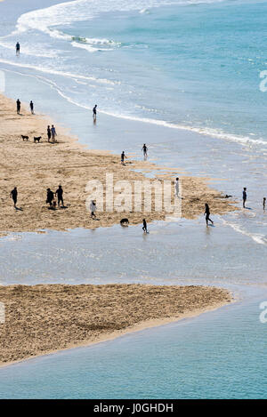 Seaside Crantock Strand Meer Sand Urlauber Silhouetten Silhouette Menschen zahlen Ufer Küste Abend Tourismus Stockfoto
