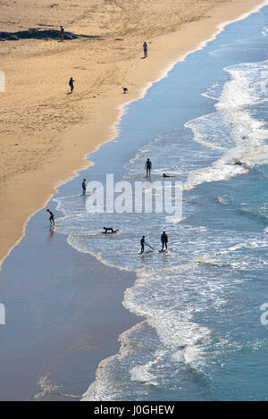 Seaside crantock Strand Meer Sand urlauber Silhouetten Menschen Zahlenangaben Ufer shoreline Abend Tourismus Silhouette Stockfoto