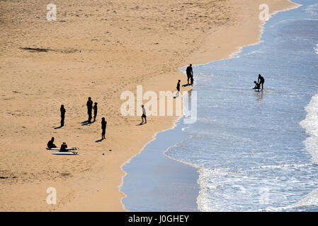 Seaside crantock Strand Meer Sand urlauber Silhouetten Menschen Zahlenangaben Ufer shoreline Abend Tourismus Silhouette Stockfoto