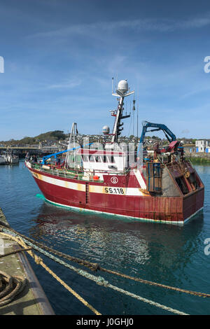 Newlyn Fishing Port SS118 Kristallmeer Twin-Rig Trawler Liegeplatz Boot Angeln Fischereifahrzeug Fishing fleet Hafen Hafen Kai binden Stockfoto