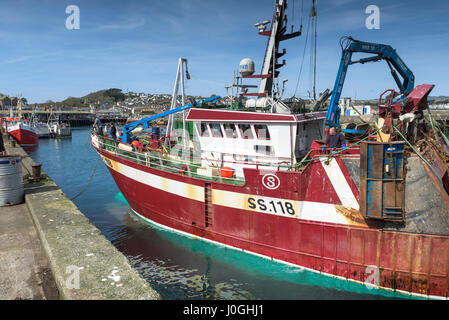 Newlyn; Fischtrawler Port SS118 Kristallmeer Twin-Rig binden Liegeplatz Boot Angeln Fischereifahrzeug Fishing fleet Hafen Hafen Kai Stockfoto