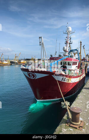 Newlyn Fishing Port Angelboote/Fischerboote Fischereifahrzeuge SS118 Crystal Sea Fishing fleet Hafen Hafen gefesselt Kai Hafen Stockfoto
