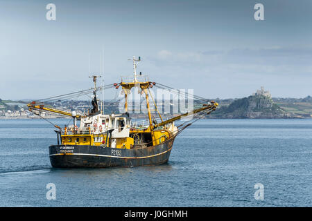 Strahl Trawler Leaving Hafen Fischerboot Schiff Angeln Fischwirtschaft ab Angelausflug PZ1052 St Georges Meer Küste Newlyn Coastal Szene