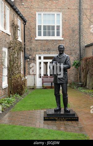 Statue in der Welt von James Herriot in Thirsk, Yorkshire, England, UK Stockfoto