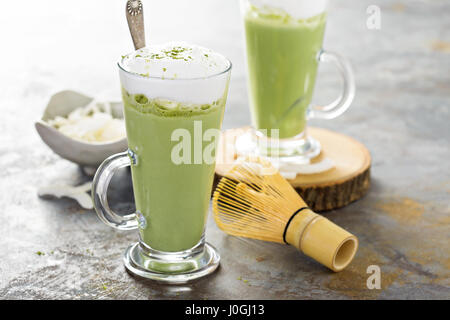 Matcha-Kokosnuss-Latte in hohe Gläser Stockfoto