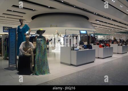 Offener Grundriss für das Kaufhaus Harrods in terminal 5 London Heathrow Flughafen, England, UK Stockfoto