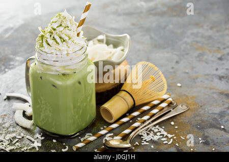 Iced Matcha Latte mit Kokoscreme Stockfoto