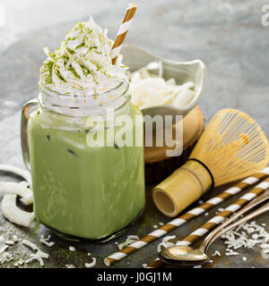 Iced Matcha Latte mit Kokoscreme Stockfoto
