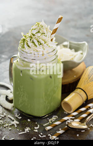 Iced Matcha Latte mit Kokoscreme Stockfoto