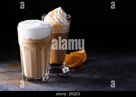 Wiener Kaffee mit Schlagsahne und Kaffee latte Stockfoto