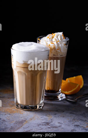 Wiener Kaffee mit Schlagsahne und Kaffee latte Stockfoto