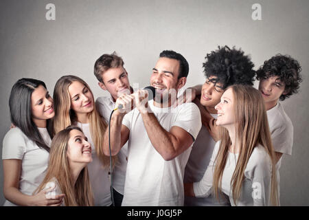 Mann singen mit Freunden Stockfoto