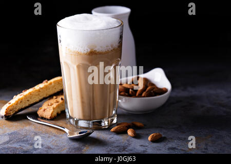 Kaffee Latte mit Mandelmilch Stockfoto