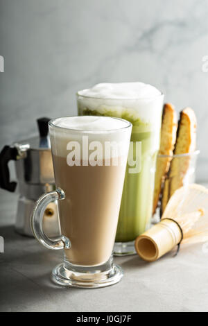 Regelmäßige Kaffee und Matcha latte Stockfoto