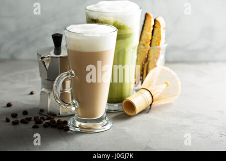 Regelmäßige Kaffee und Matcha latte Stockfoto