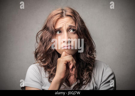 Brünette Frau denken Stockfoto