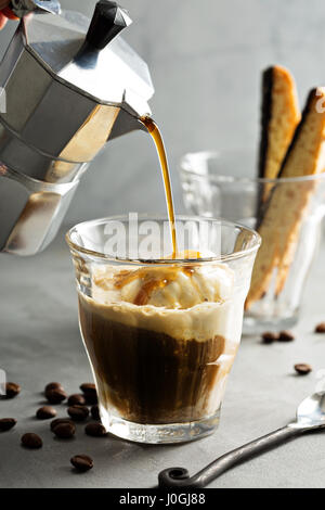 Kaffee Affogato mit Vanilleeis Stockfoto