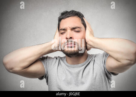 Mann hielt seinen Kopf Stockfoto