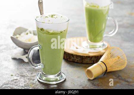 Matcha-Kokosnuss-Latte in hohe Gläser Stockfoto