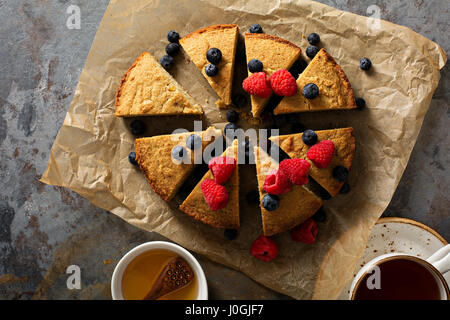 Gluten freie Kuchen mit frischen Früchten Stockfoto