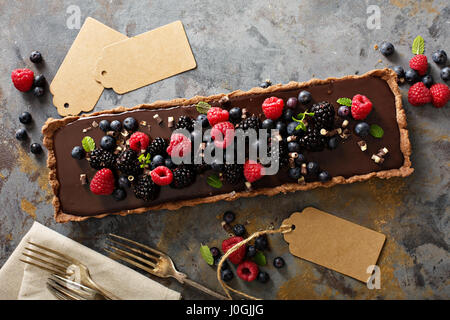 Schokoladen-Ganache Torte mit frischen Beeren Stockfoto