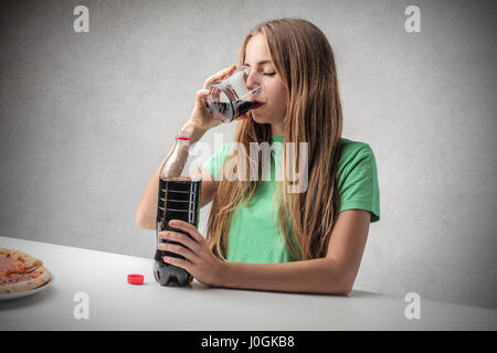 Blonde Frau trinken Cola Stockfoto