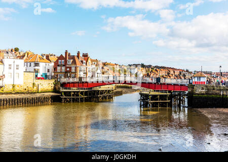 Whitby Drehbrücke ist eine Fußgänger- und Straßenbrücke über den Fluß Esk in Whitby North Yorkshire UK England Schaukel Brücken Überspannung über Flüsse Stockfoto