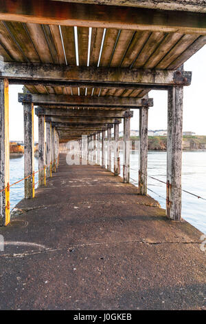 Unter Whitby Pier unter Whitby unterstützt Pier Holzkonstruktion, die Unterstützung von Whitby Pier Whitby Hafen Whitby Hafen Yorkshire UK England Stockfoto