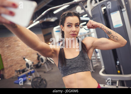 Weibliche Athleten nehmen Selfie in Turnhalle Stockfoto