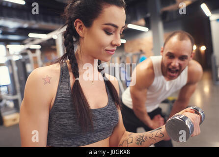 Frau tun Hantel-Session mit Fitness-coach Stockfoto