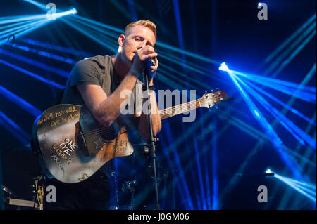 Yateley, UK - 27. Juni 2015: Shane Crofts, Frontmann und Chris Martin Imitator für ein professionelles Coldplay-Tribute-Act beim GOTG Festival in Yate Stockfoto