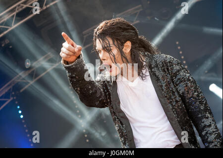 Yateley, UK - 27. Juni 2015: Navi, ein Michael Jackson Tribute Berufskünstler und Imitator Auftritt beim GOTG Festival in Yateley, Großbritannien Stockfoto