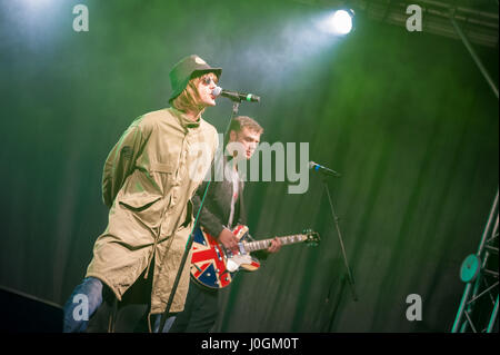 Paul Higginson Auftritten als Liam Gallagher in Rock-Tribute-Act, Oasish in Yateley, England am 2. Juli 2011 Stockfoto