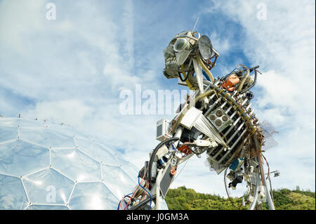 St Austell, UK - 15. September 2011: The WEEE Mann, die Elektro- und Elektronik-Altgeräte Roboter Skulptur auf dem Display an das Eden Project in St Stockfoto