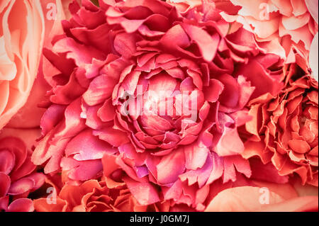 Auszug aus bunter Seide Blüten in rosa, rot und orange Stockfoto
