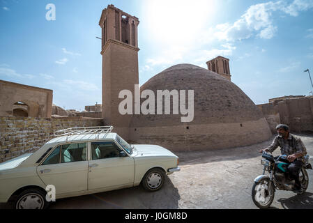 Alten Wasserspeicher und Wind Turm namens Badgir auf die Altstadt von Kashan, Hauptstadt von Kashan County des Iran. Paykan Auto auf Foto Stockfoto